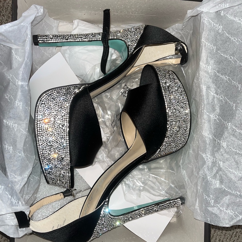BRAND NEW Betsy johnson teal bottom pumps